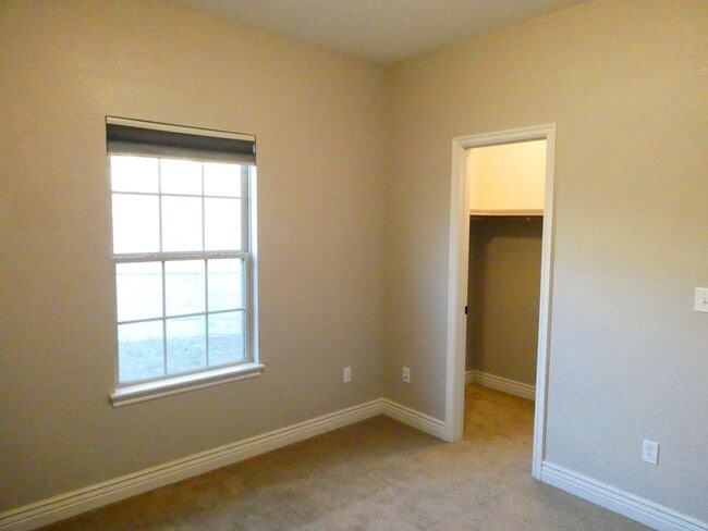 Building Photo - 3 bedroom 2 bath home- Quail Creek Subdivi...