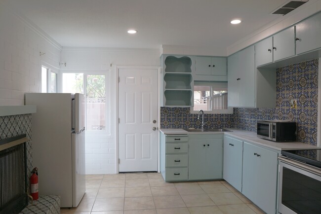Building Photo - 53424 Avenida Martinez