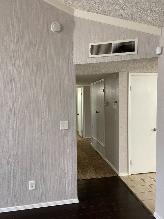 Building Photo - Home For Rent