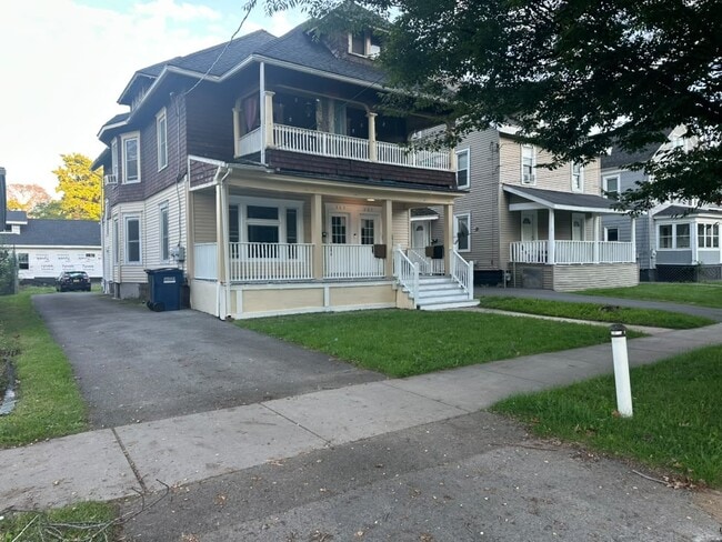 Building Photo - 205 Roosevelt Ave