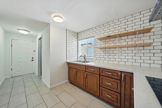 Building Photo - 5530 Laverne Ave