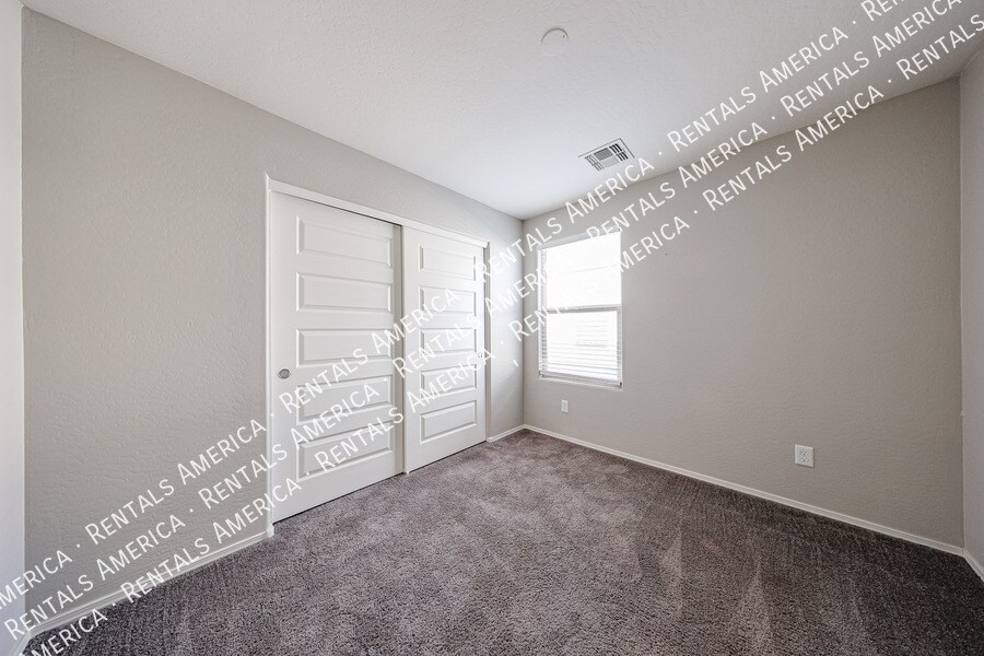 Building Photo - 932 Kachina Dr