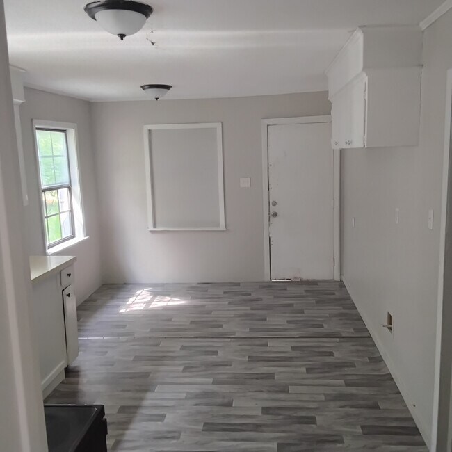Building Photo - 844 Combs St