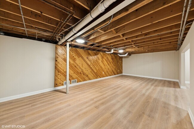 Building Photo - 15020 King Dr