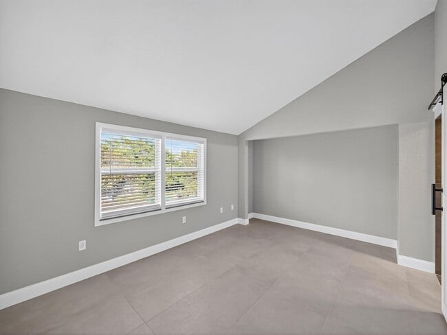 Building Photo - 1002 Shorewinds Dr