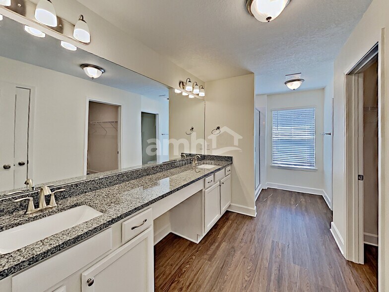 Building Photo - 3015 Creek Village Ln