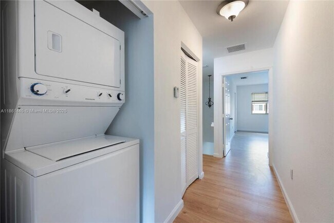 Building Photo - 2 bedroom in Miami Gardens FL 2500