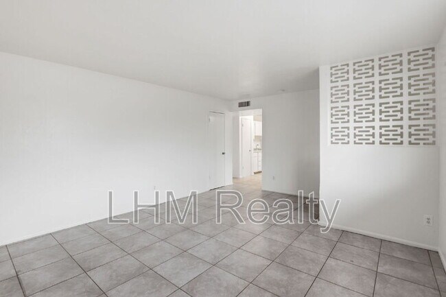 Building Photo - 5321 W Lewis Ave