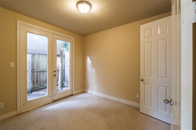 Building Photo - 2733 Sherwin St