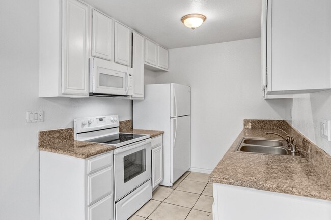 Building Photo - Upstairs 1 Bedroom Condo w/ Parking - Fresh Paint & Carpet!