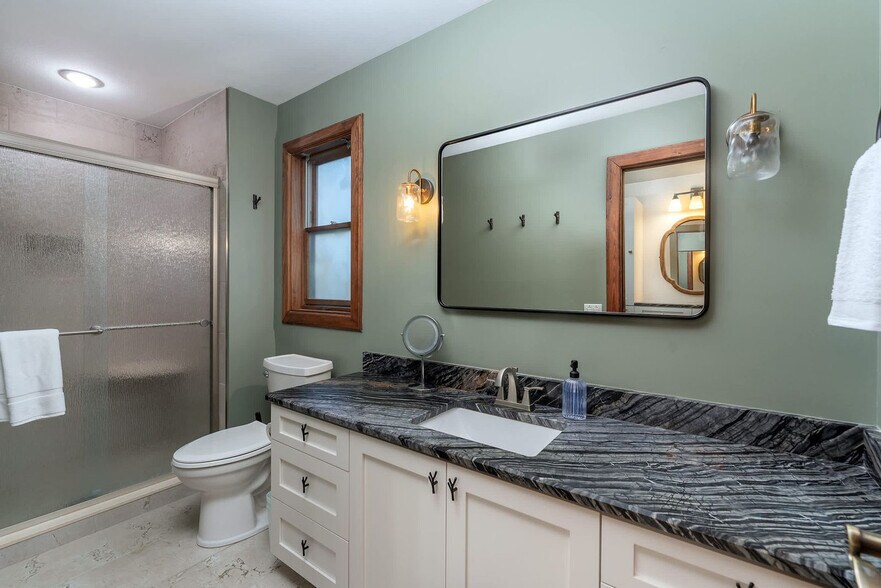 Building Photo - 134 Wolf's Head Ct