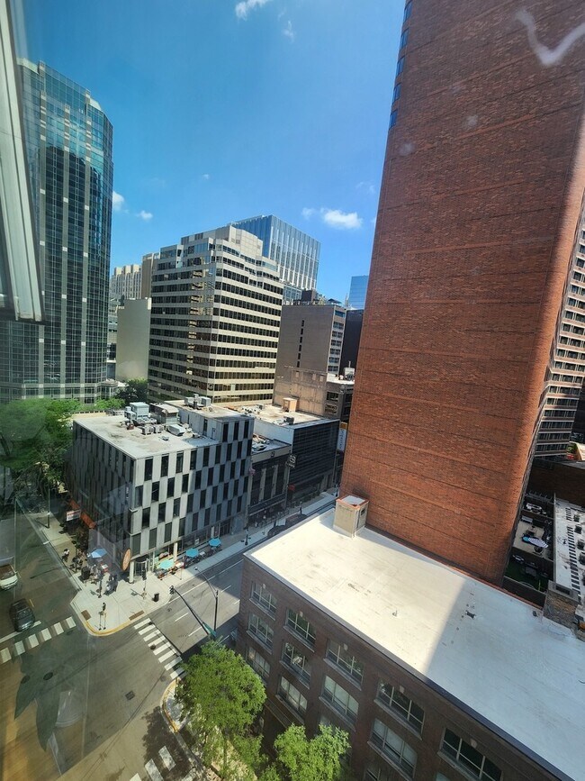 Building Photo - 550 N St Clair St