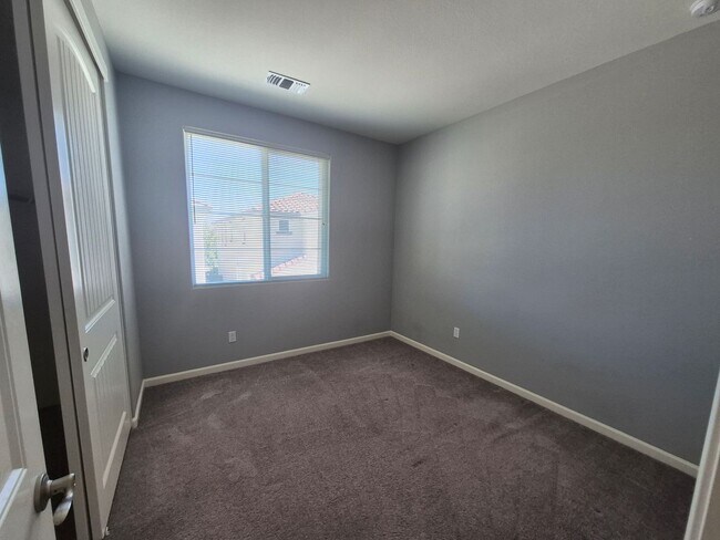 Building Photo - 4 Bedroom 2.5 bath Available now