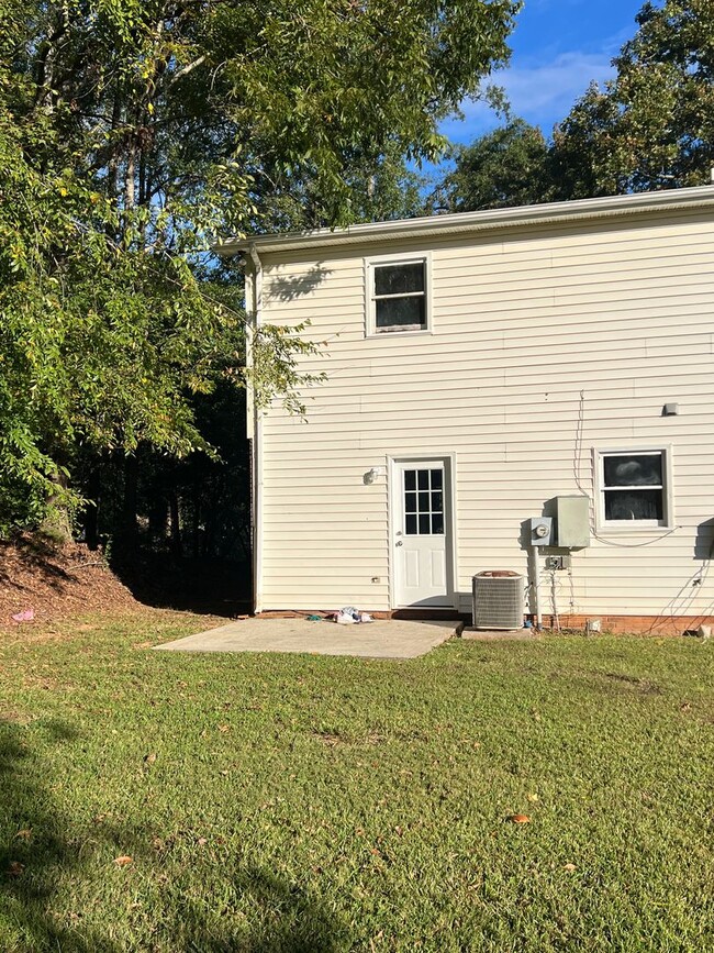 Building Photo - Two Bedroom Duplex (WINGATE)