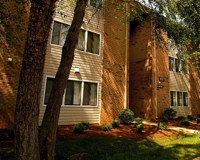 Lakeside Apartments - Lakeside