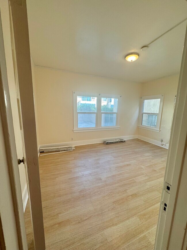 Building Photo - 420 S Berendo St