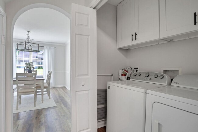 Building Photo - 3 bedroom 2.5 bath with bonus room in Lega...
