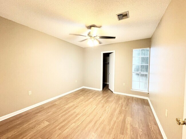 Building Photo - 403 Fox Run Ave