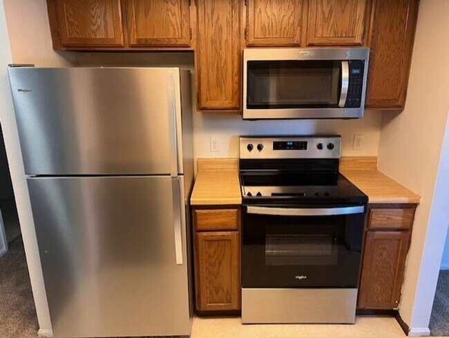 Building Photo - Newly Updated 1 Bedroom / 1 Bathroom Condo...