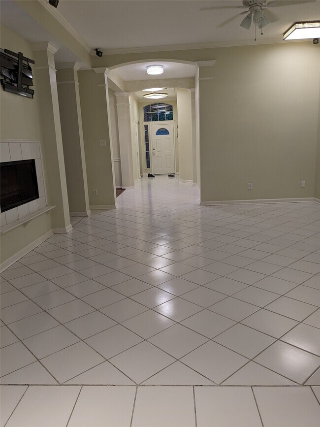 Building Photo - 635 Avery Dr