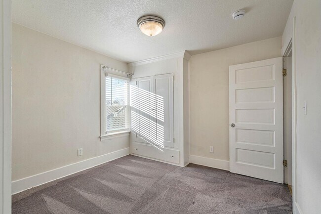 Building Photo - Charming, vintage 2-bdrm/1-bath upper in Richmond neighborhood. W/D, storage, off-street parking