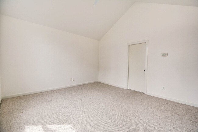 Building Photo - Open Floorplan 3-story Townhome in Midtown!