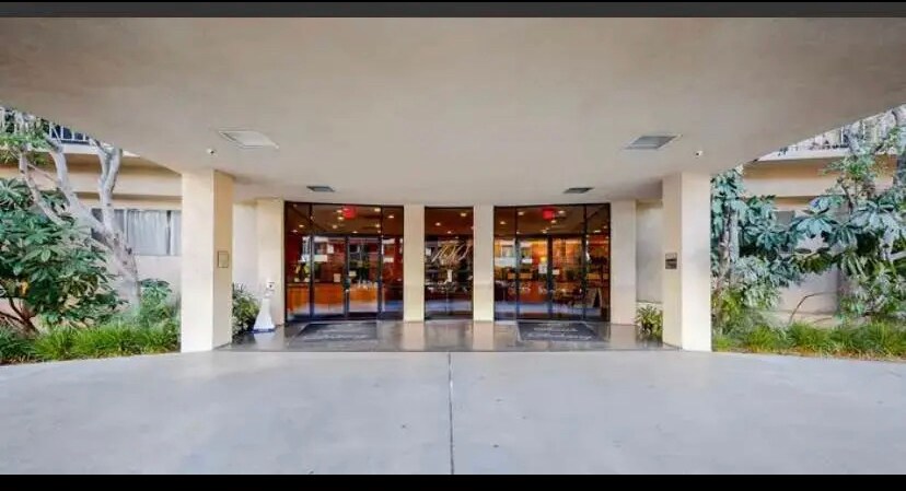 Building Photo - 100 S Doheny Dr