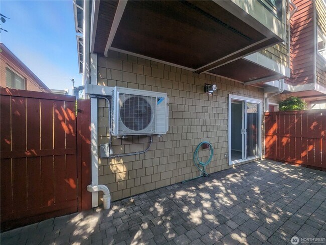 Building Photo - 3bd/2.5ba Seattle Townhome