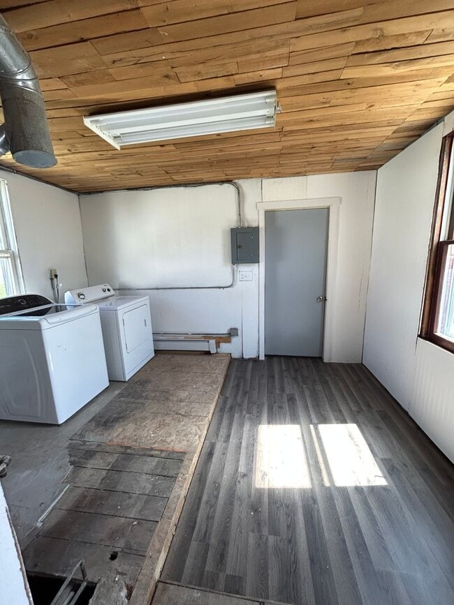 Building Photo - Three Bedroom Home Near Gundersen