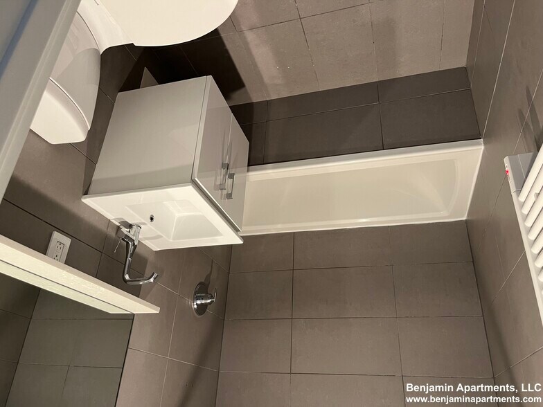 Building Photo - 1410 Columbia Rd