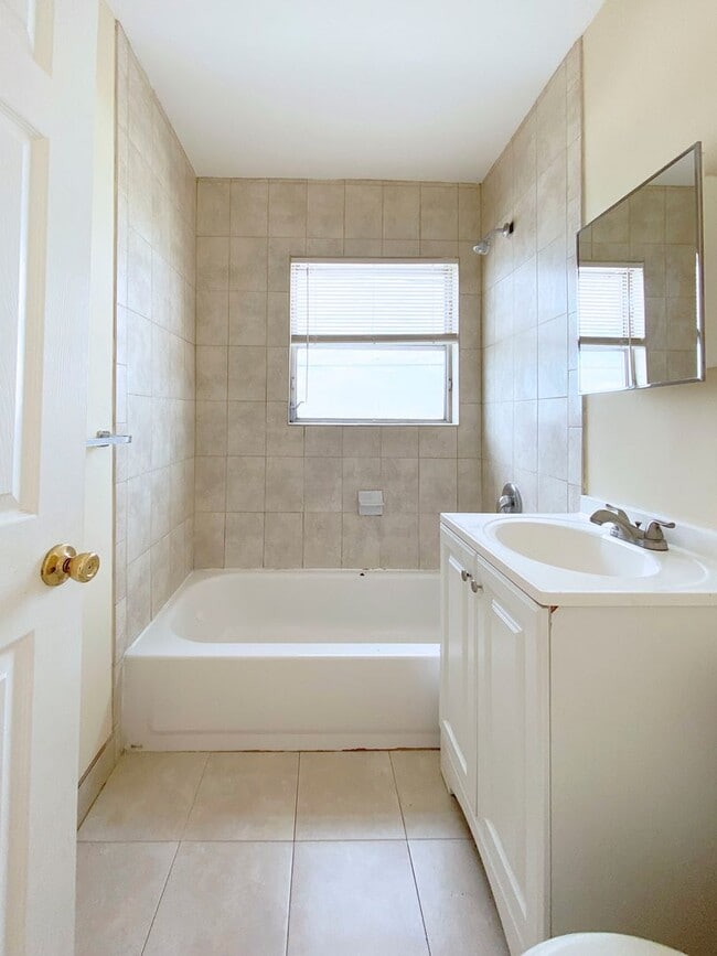 Building Photo - Spacious 2 Bedroom/ 1 Bath Available NOW!