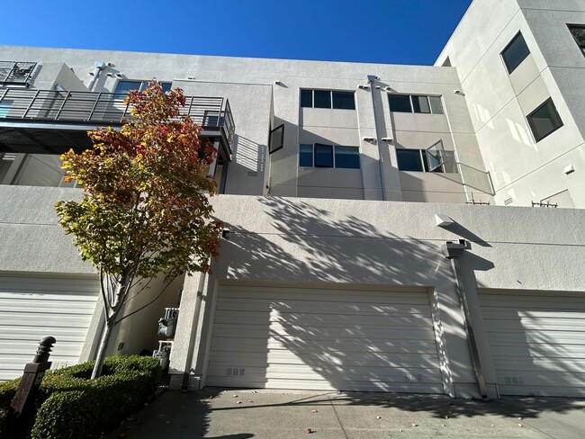 Building Photo - $1,000 OFF FIRST MONTH'S RENT!! Spacious 3 bedroom / 2.5 Bath Apartment in Emeryville, CA.