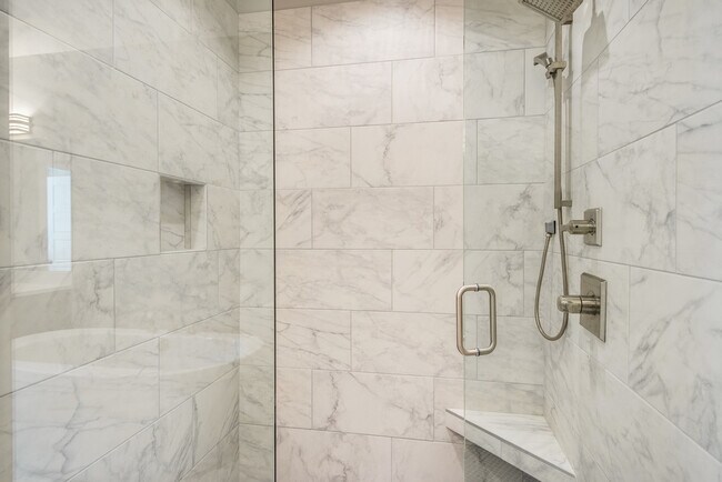 Building Photo - 3BR/3.5BA is Right Size, Right Price, and Right Nice at 8th & Wedgewood!!!