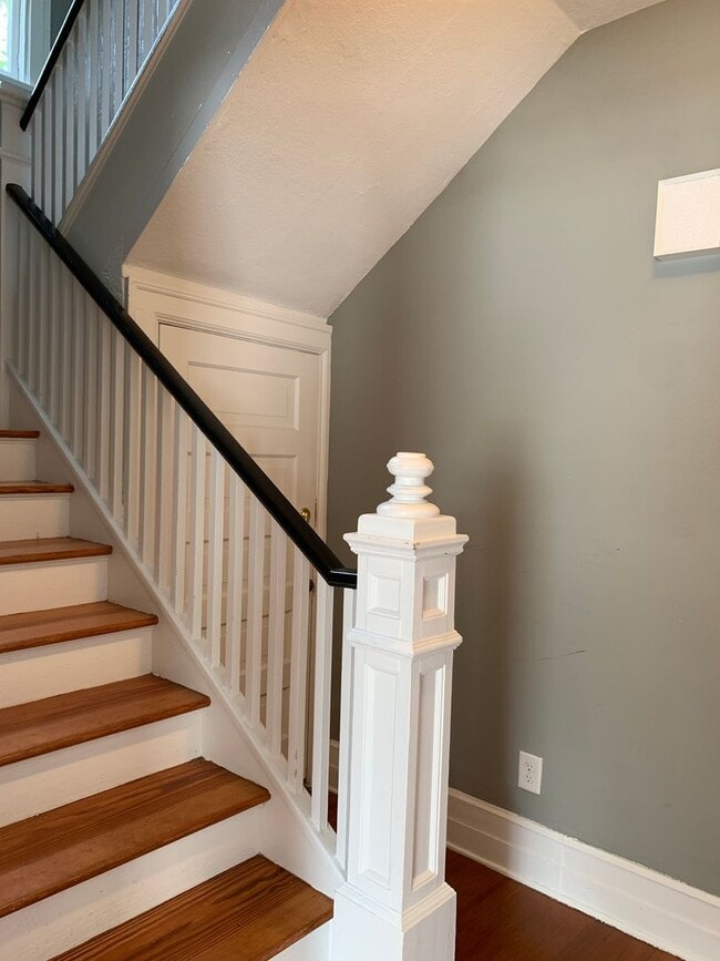 Building Photo - Beautiful Historic 3 Bedroom 2 Bath House on Colonial Drive