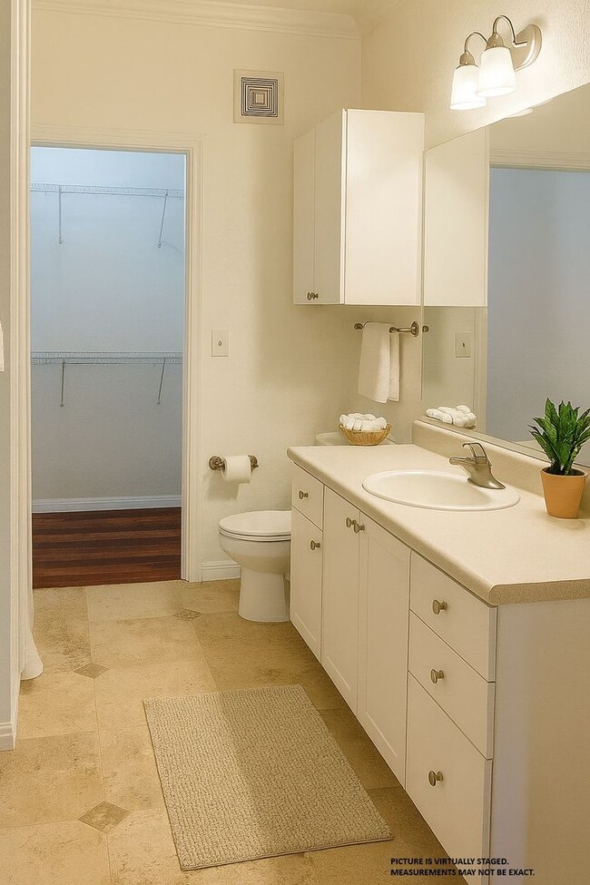 Building Photo - 1x1 top floor unit with balcony, beautiful...