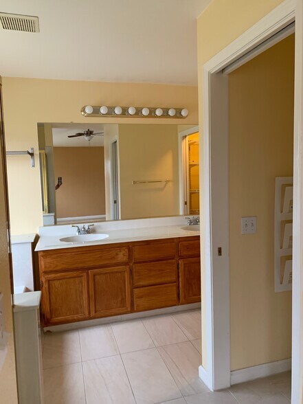Master Bath - 3693 Dickenson Cmn