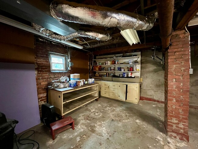 Building Photo - Charming West Asheville Home!