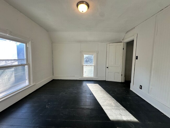 Building Photo - Three Bedroom House in Battle Creek