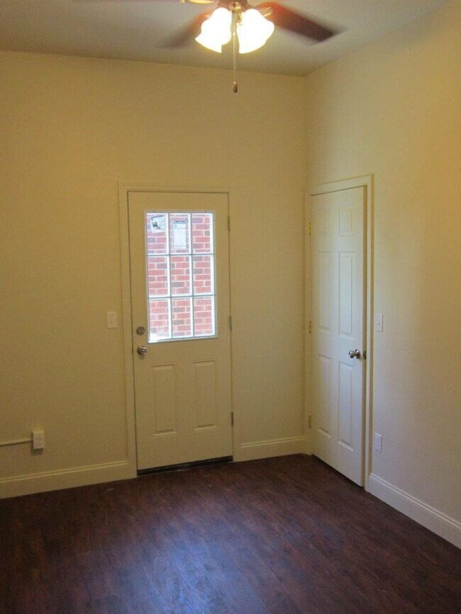 Building Photo - Luxury College Rental - South Side Flats