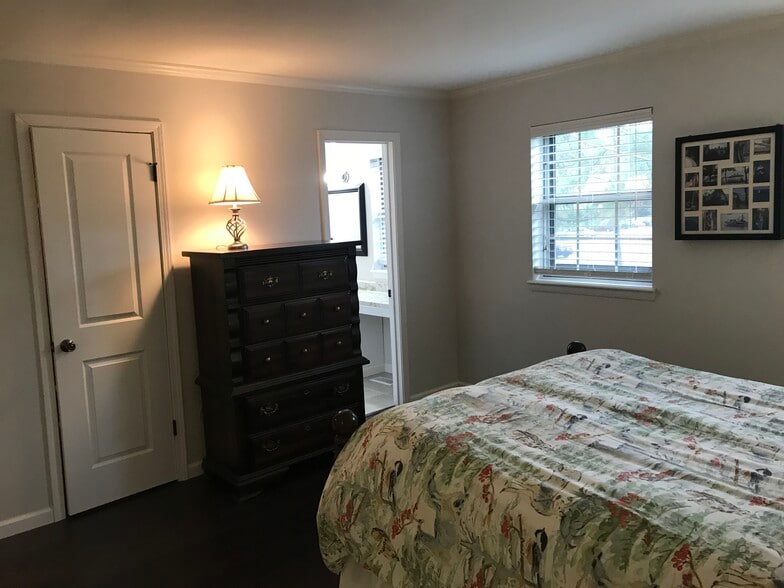Master Bedroom - 5813 Nottoway Ct