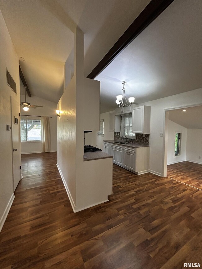 Building Photo - 1328 Hilltop Dr