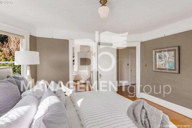 Building Photo - Johns Landing - Charming Home Near Downtown Portland. Large Gourmet Kitchen!