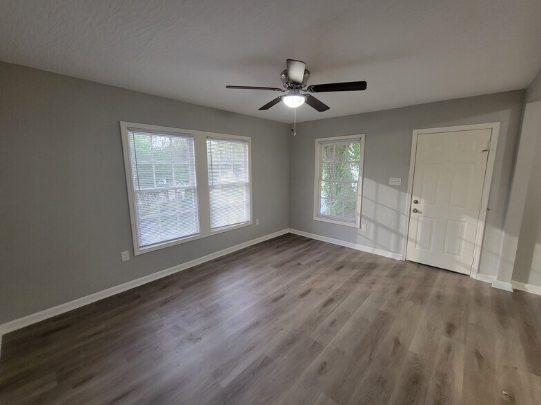 Welcome Home! - 320 S Ashbel St