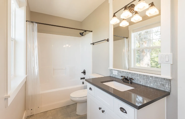 Full bathroom 2 (upstairs) - 5324 N Bowdoin St