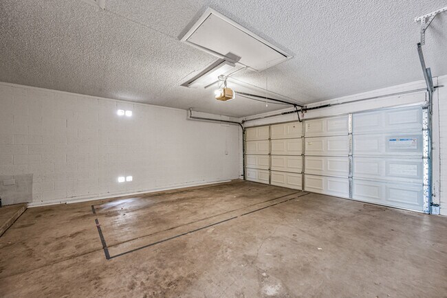 Building Photo - 4 bedroom with Pool !!