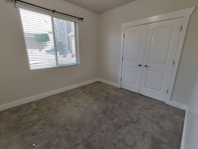 Building Photo - Charming 3-Bed, 2-Bath Condo - Two Weeks F...