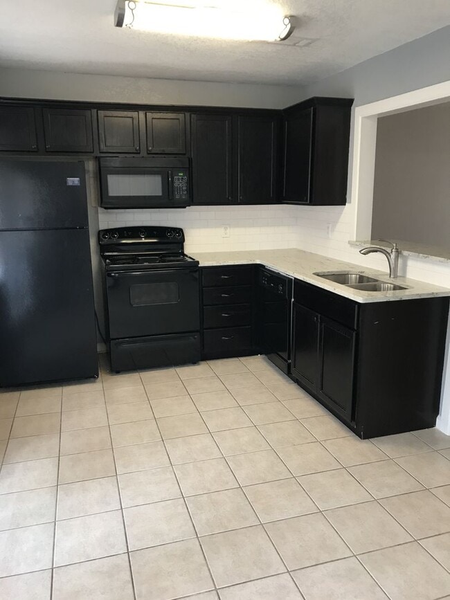 Building Photo - Pre Leasing for Fall 2026!!