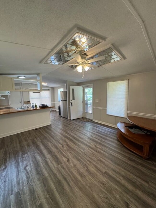 Building Photo - 2 bedrooms, 1 full bath located on a quiet lot. 1 story living with a great open floor plan. Very...