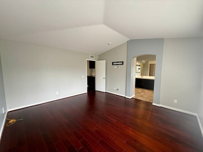 Building Photo - 4 bed, 3 bath Townhouse in Gated Community...