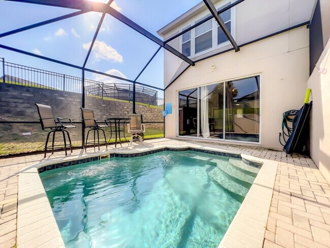 Building Photo - 2421 Silver Palm Dr